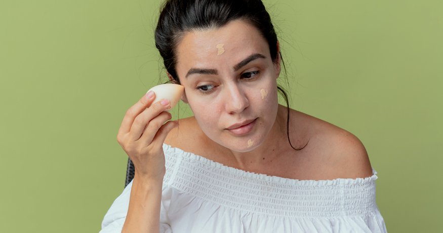 Ako vybrať najlepší make-up na akné? Hero