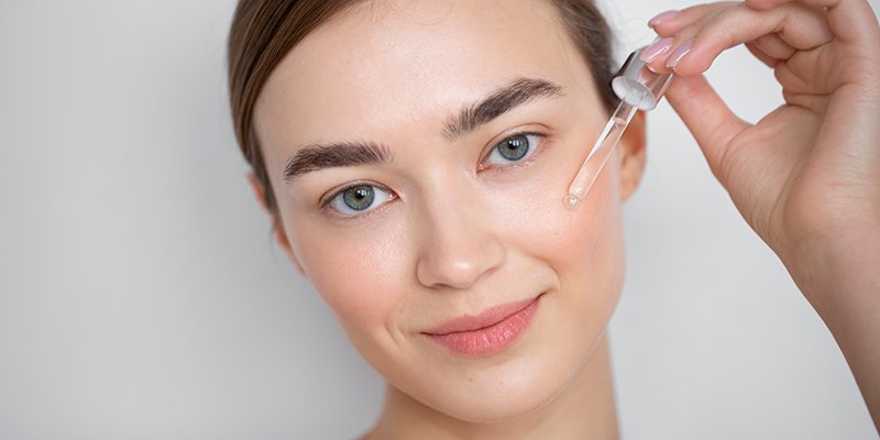 Žena používajúca sérum