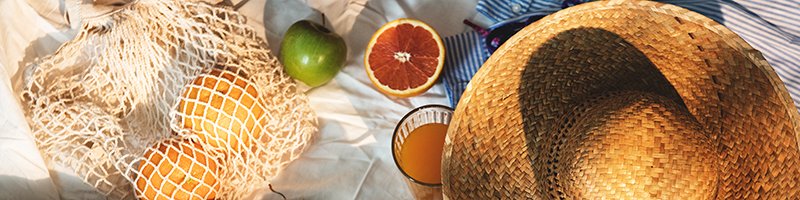 ovocie a klobúk na deke