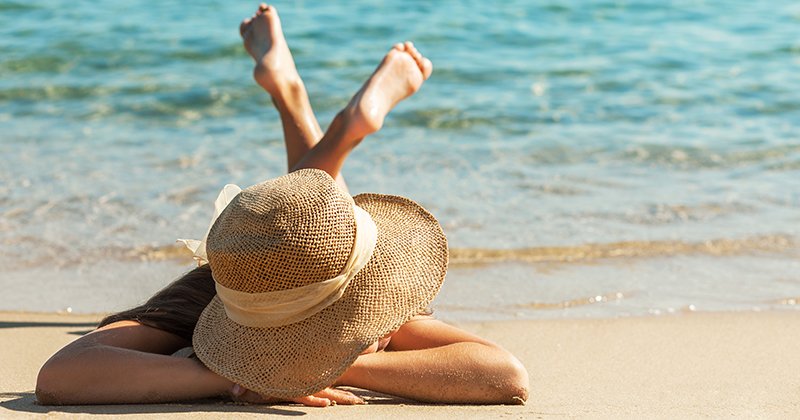 Dievča s klobúkom proti slnku